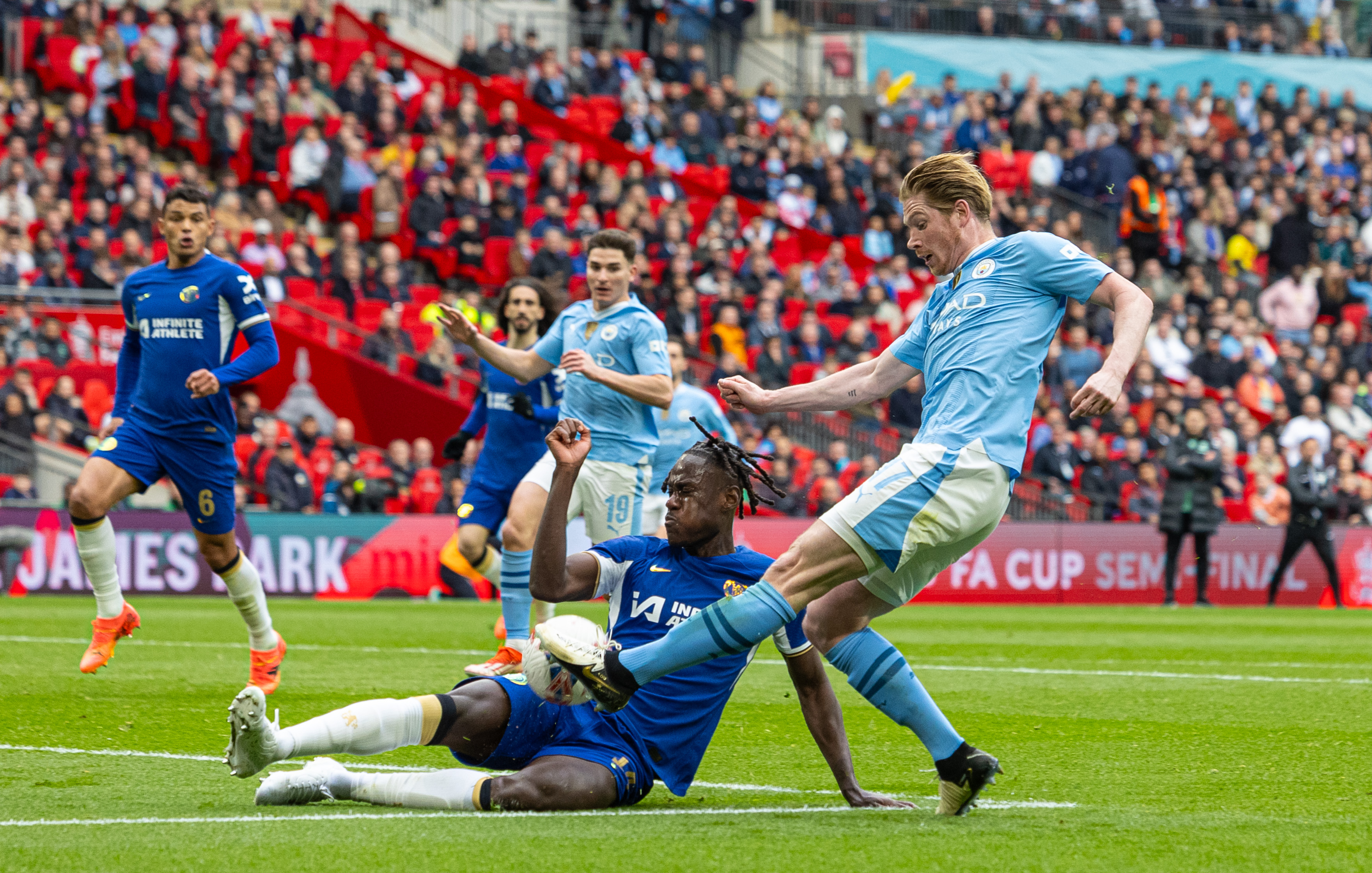 曼城主场击败曼联,重登英超前四!的简单介绍 曼城主场击败曼联,重登英超前四!的简单介绍