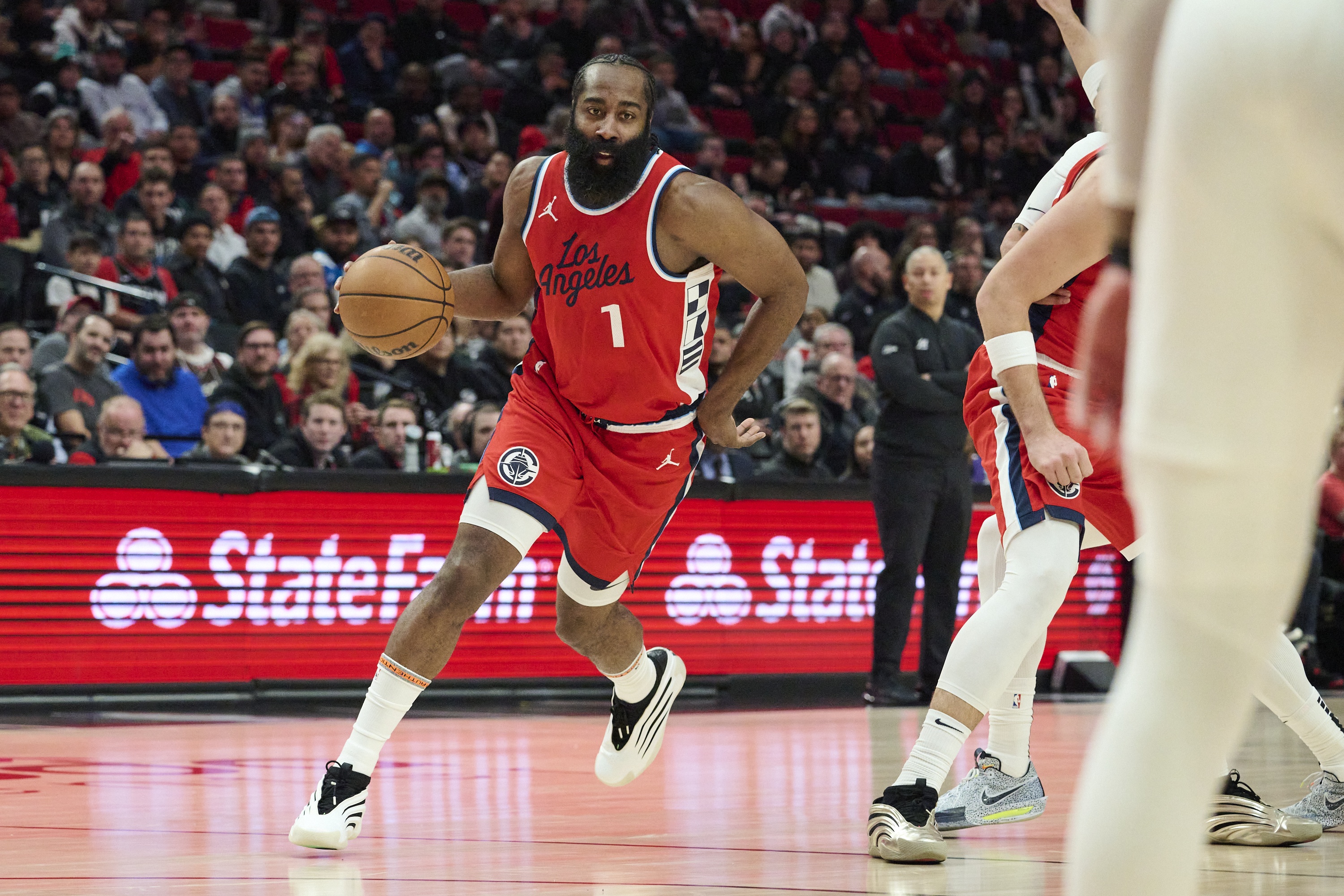 湖人队再胜快船队,战绩稳定在榜首 湖人队再胜快船队,战绩稳定在榜首