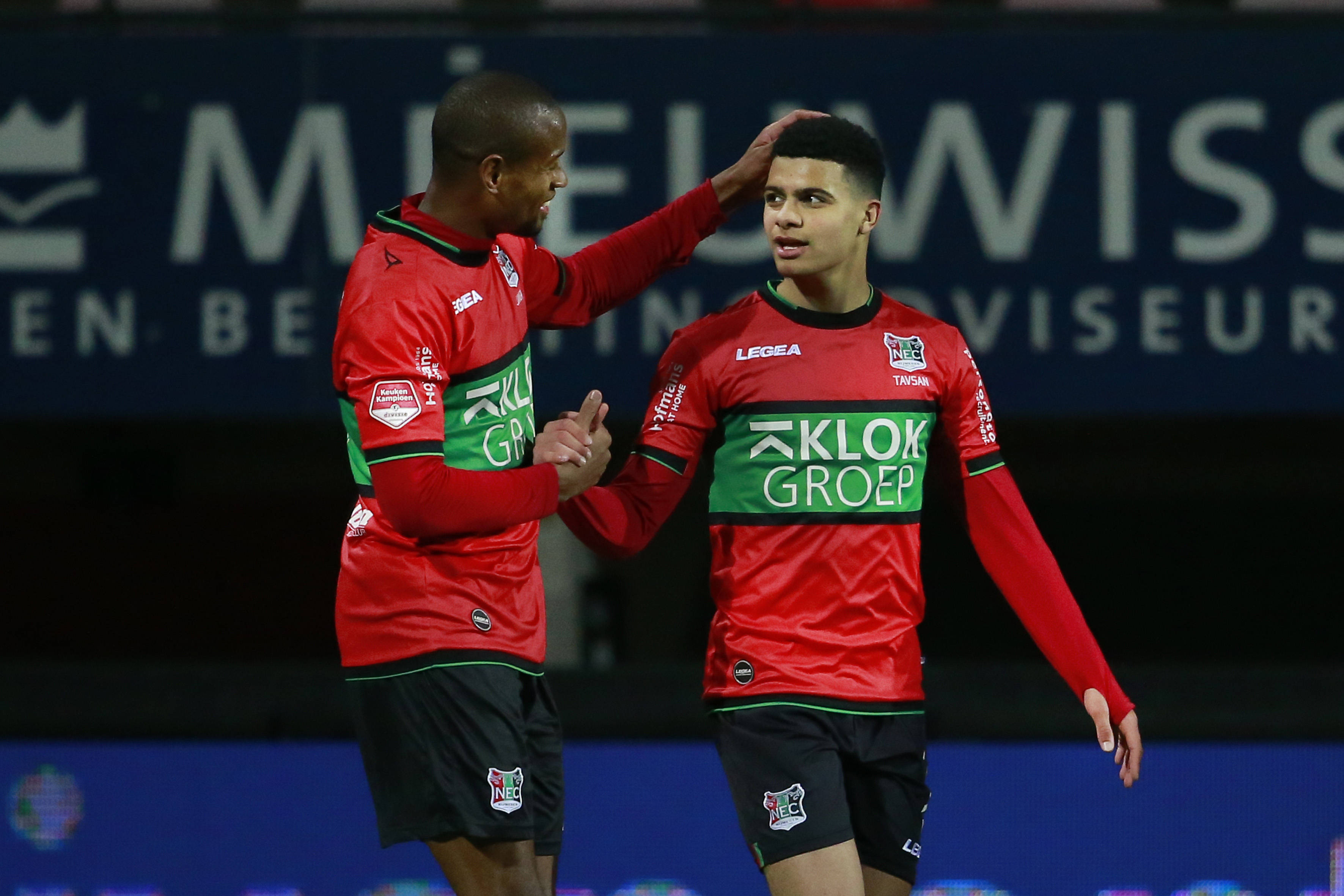 捷克在与荷兰队的比赛中努力拼抢的简单介绍 捷克在与荷兰队的比赛中努力拼抢的简单介绍