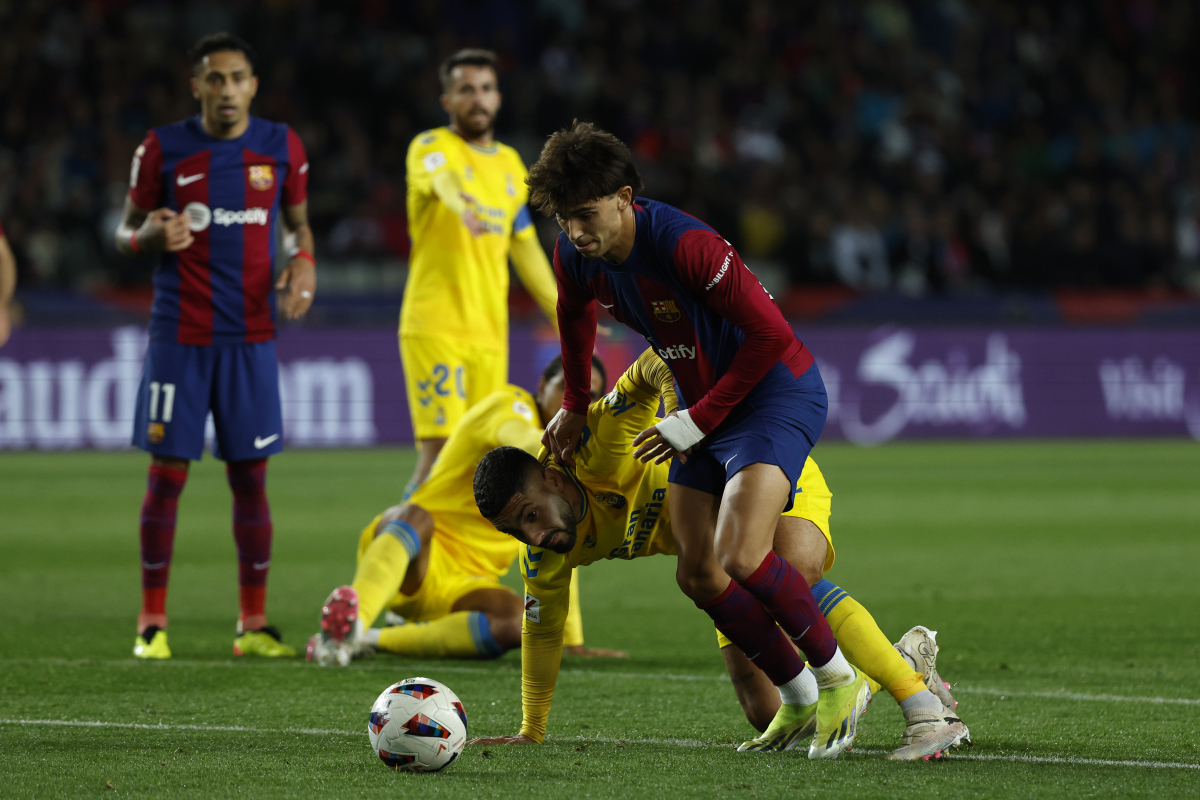 赛场上一名球员头球攻门得手,实力惊人 赛场上一名球员头球攻门得手,实力惊人