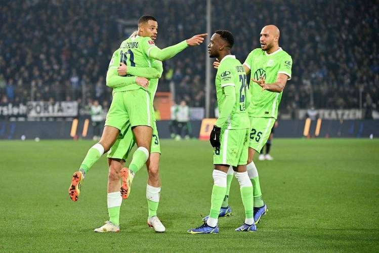 包含沃尔夫斯堡奋力一战，取得重要胜利向前迈进的词条