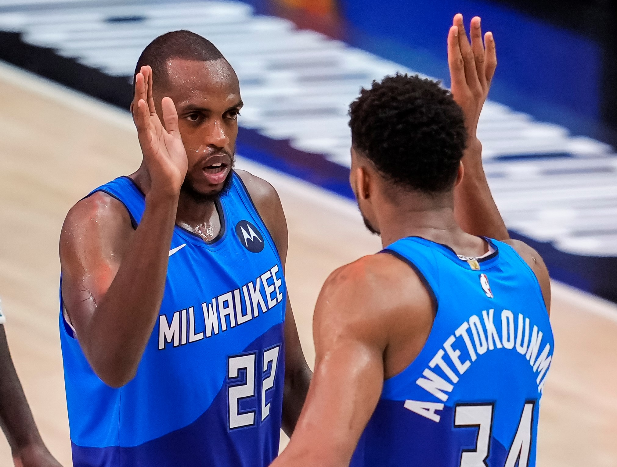 雄鹿一丝不苟,米德尔顿再次砍下+得分 雄鹿一丝不苟,米德尔顿再次砍下+得分