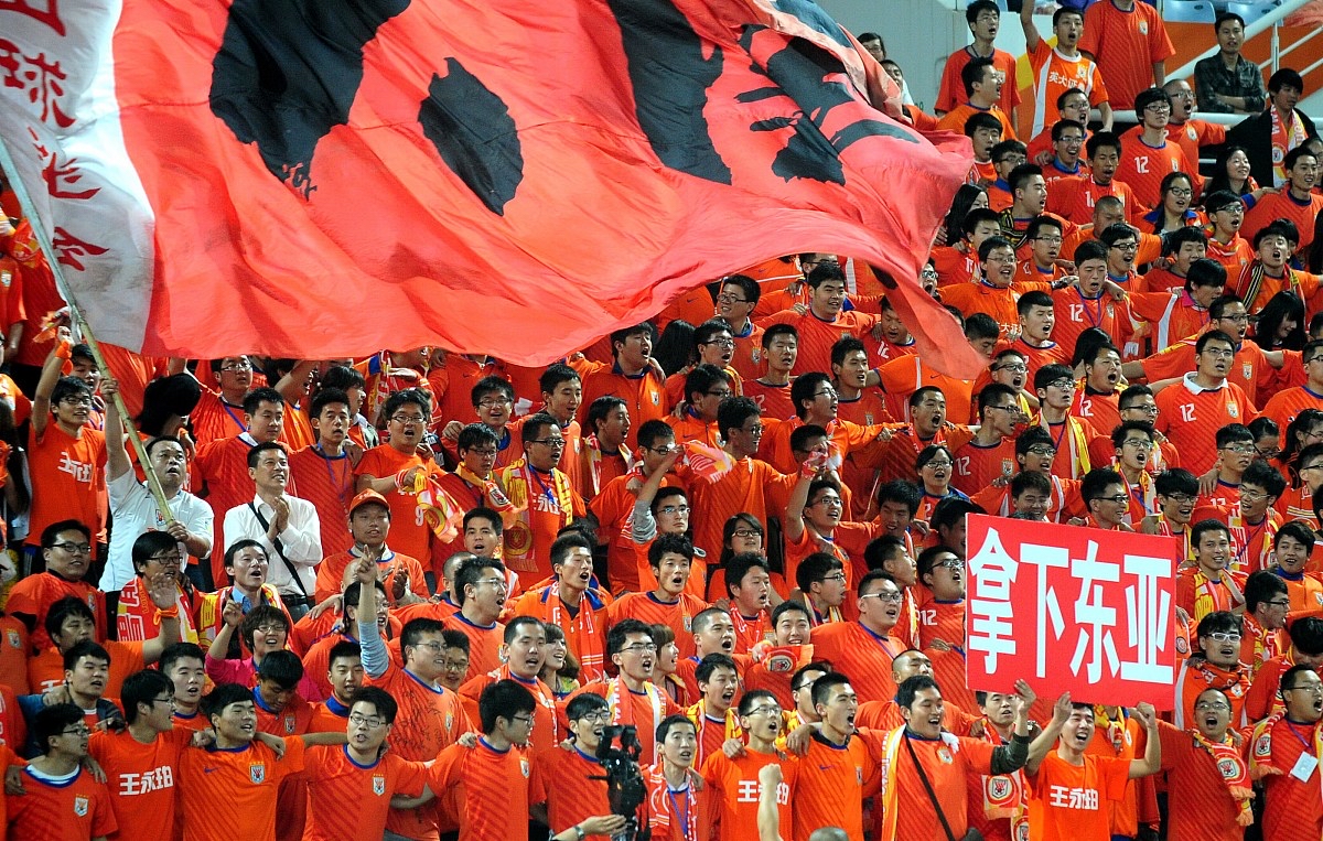 双方运动员为胜利而拼尽全力,热血沸腾 双方运动员为胜利而拼尽全力,热血沸腾