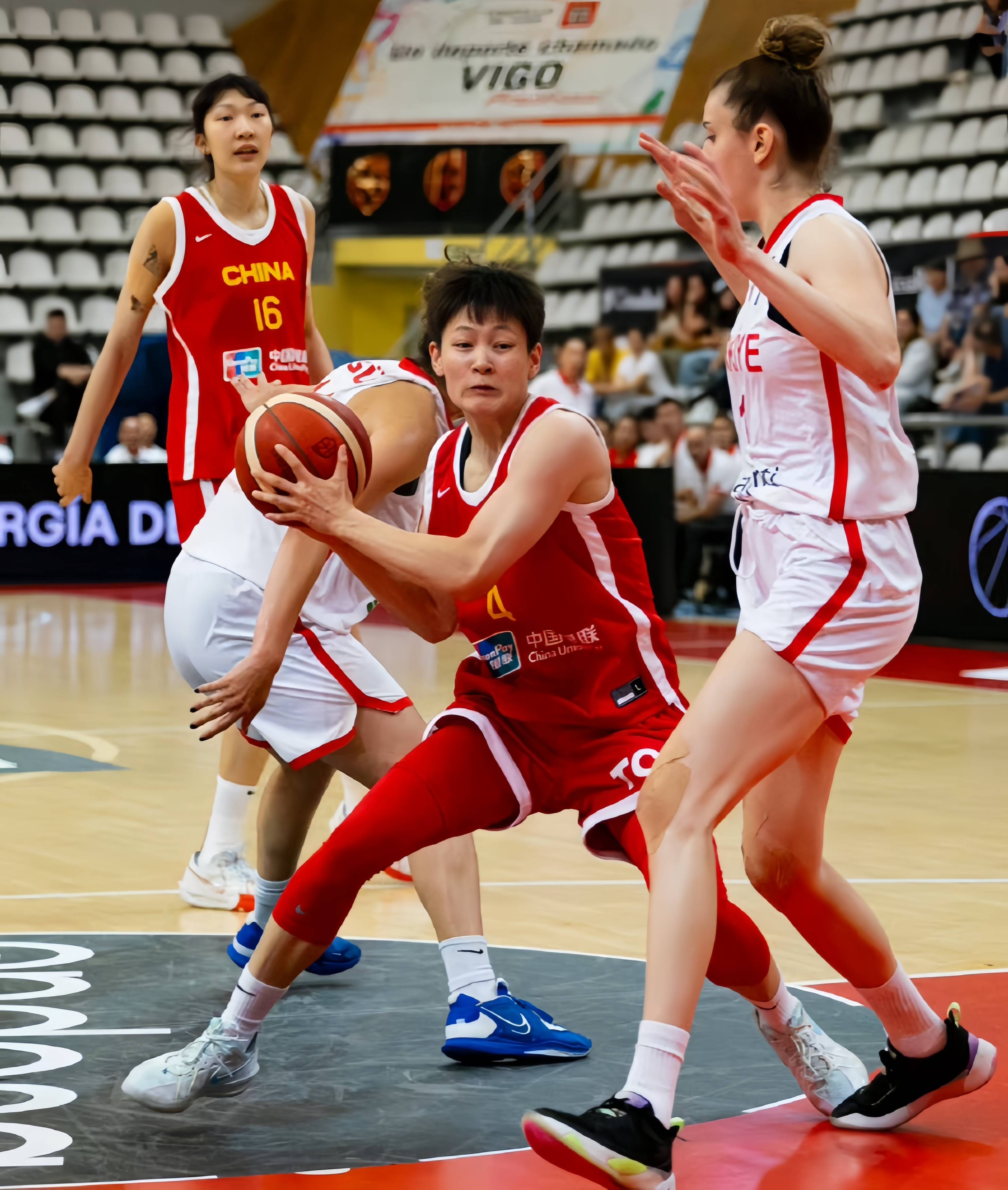 金年会电子-瑞士女篮队员展现出色篮球技术，取得壮举