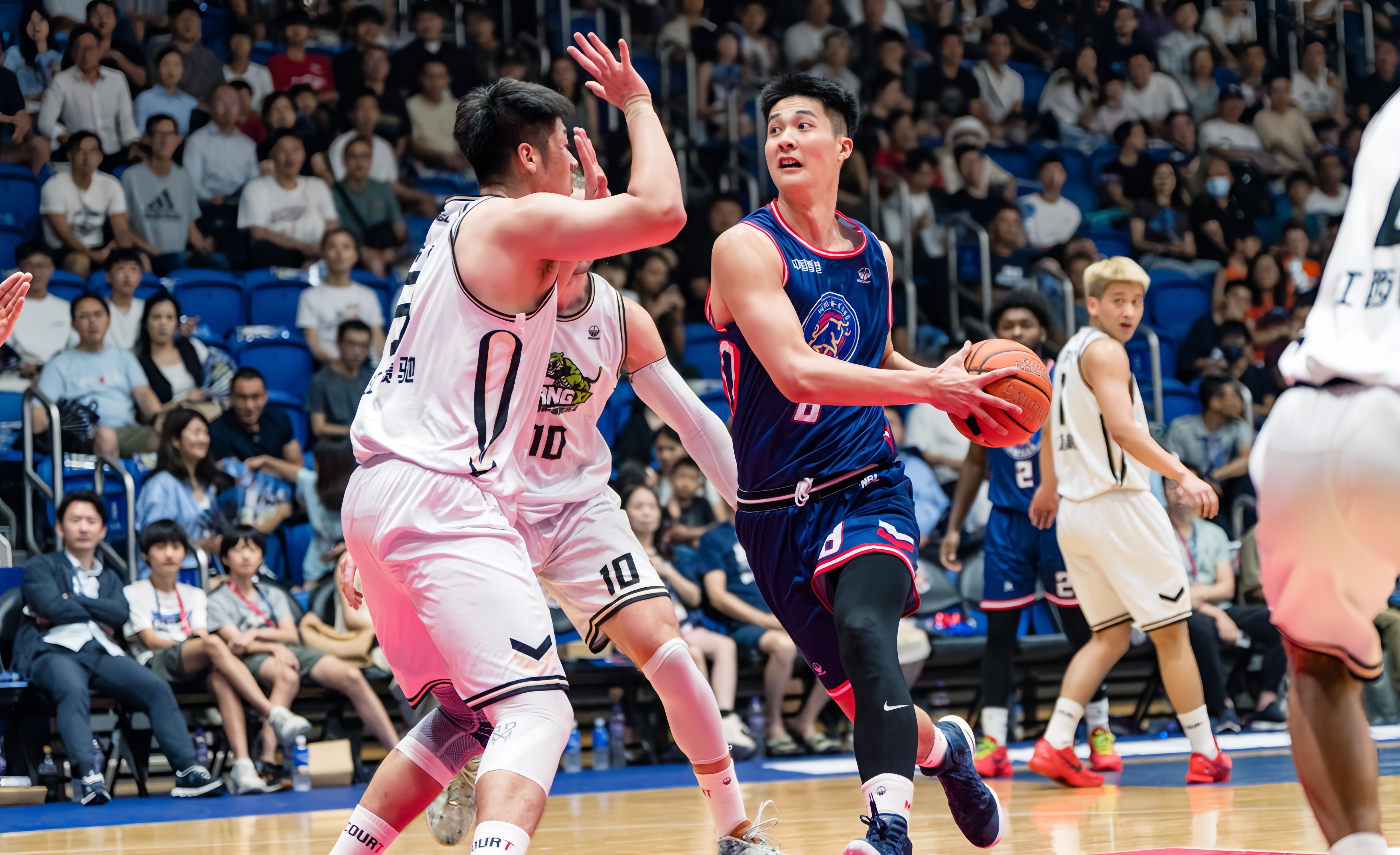 对手球队展开猛烈进攻,球风激烈 对手球队展开猛烈进攻,球风激烈