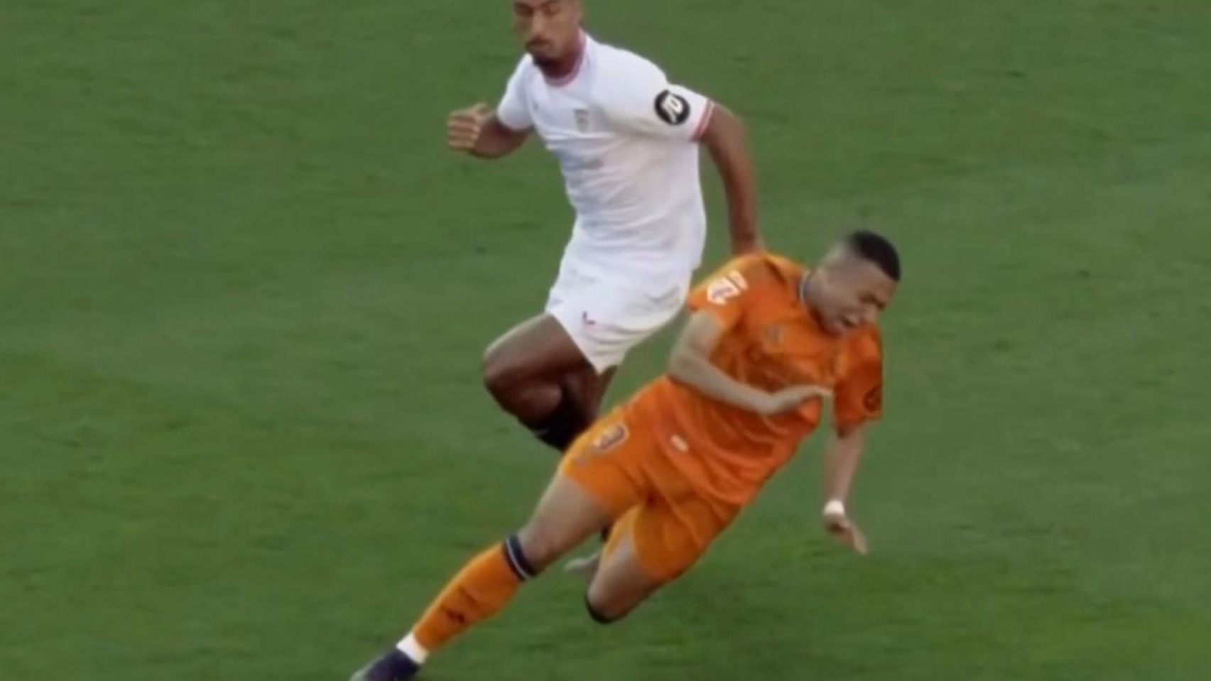 精彩比赛中发生的红牌事件引发争议 精彩比赛中发生的红牌事件引发争议