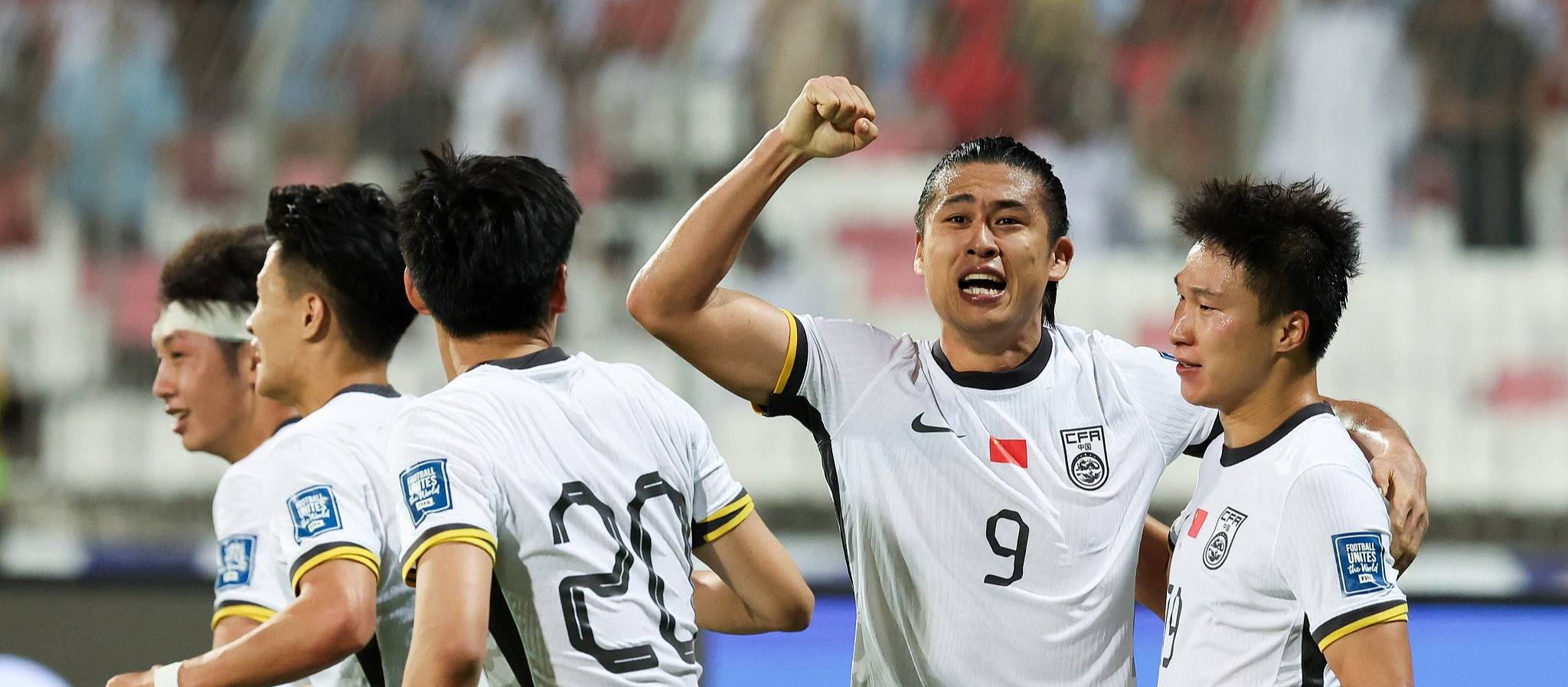 关于足球联赛热火朝天,势均力敌争雄的信息 关于足球联赛热火朝天,势均力敌争雄的信息