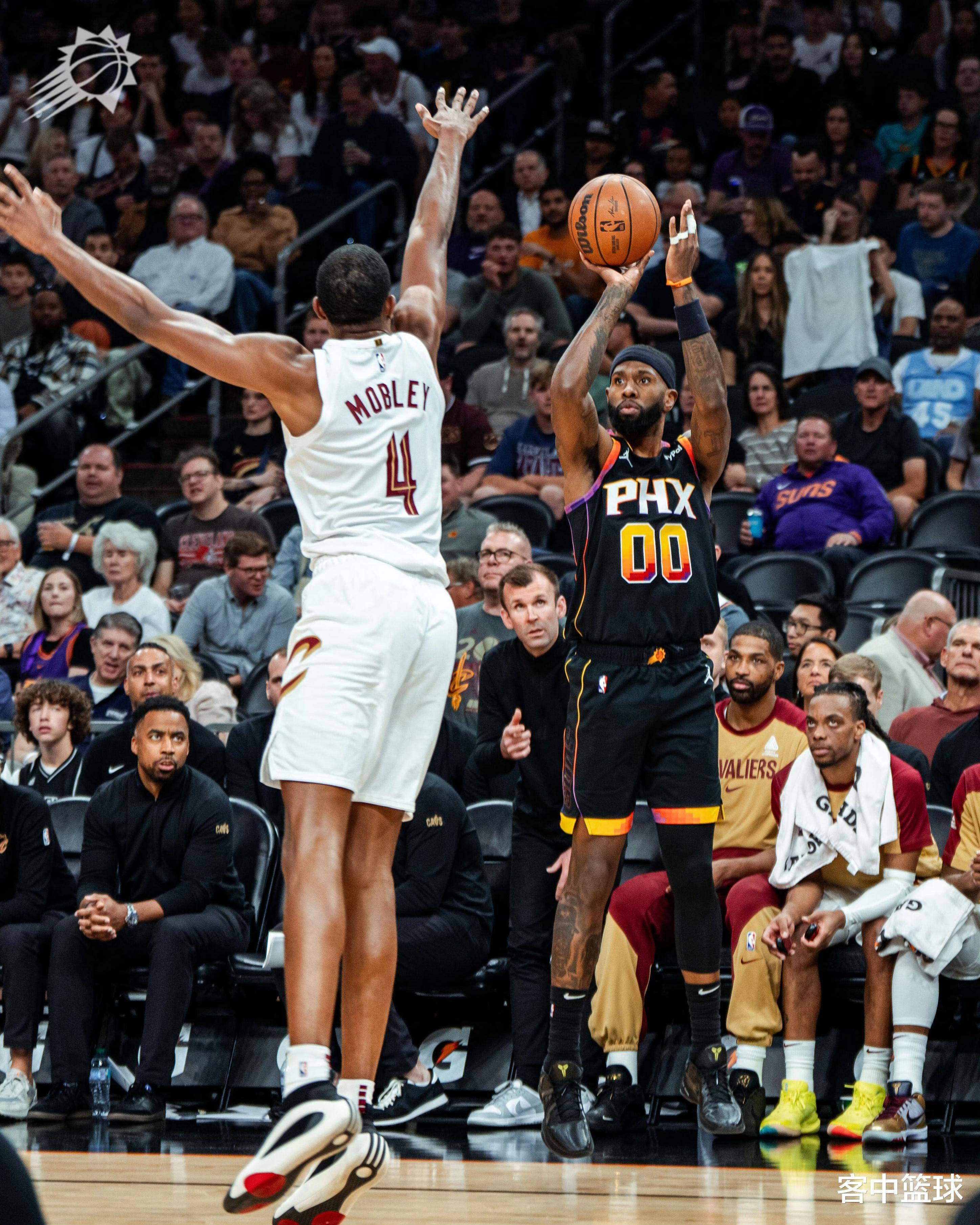 JNH体育-NBA勇士队领先太阳队，取得赛季最佳成绩