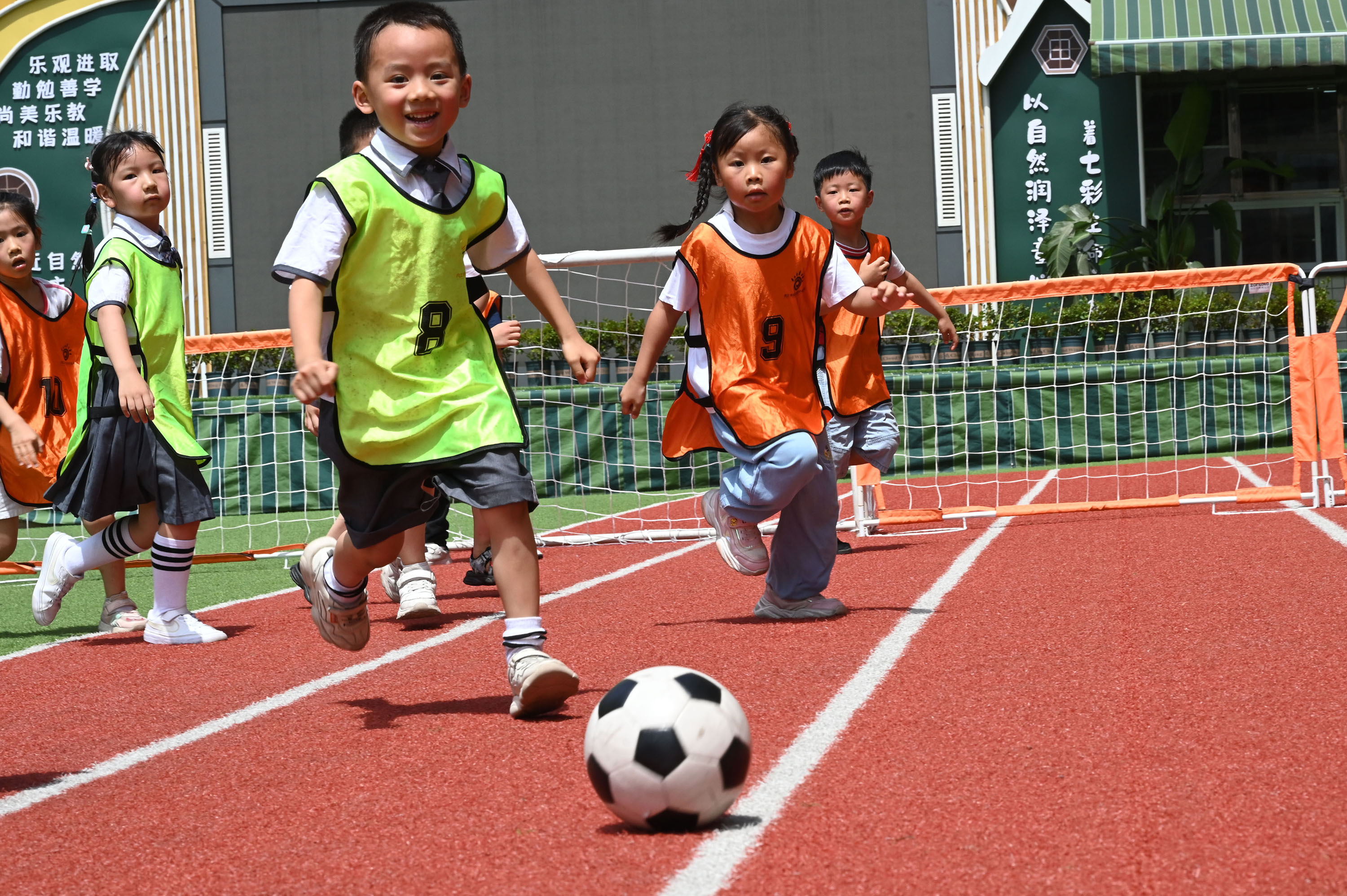 足球赛场上的激烈角逐与竞技精神 足球赛场上的激烈角逐与竞技精神