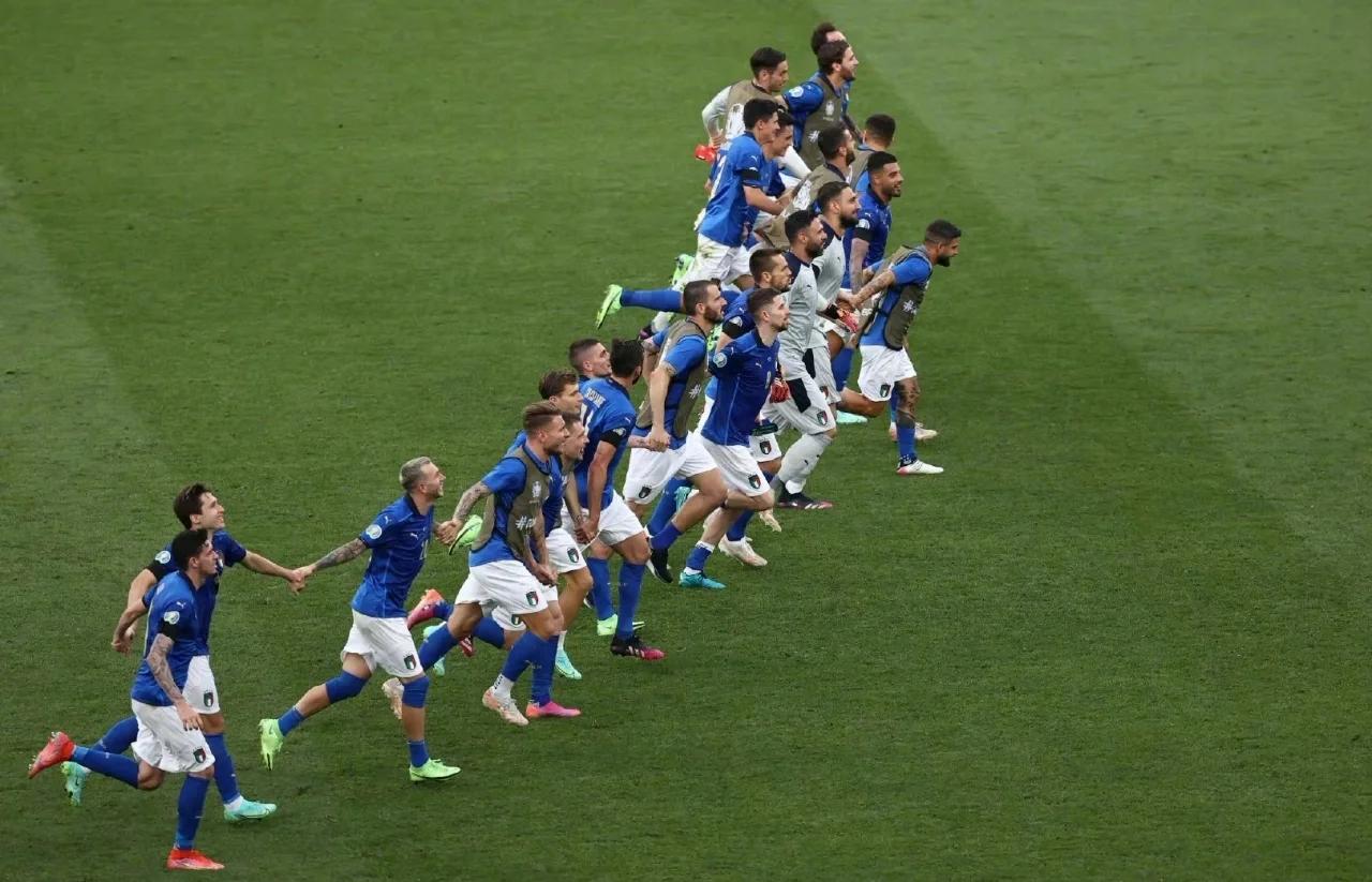 球场上的激烈角逐让人目不转睛 球场上的激烈角逐让人目不转睛