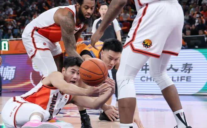 安徽男篮凭着团队合作,战胜对手 安徽男篮凭着团队合作,战胜对手