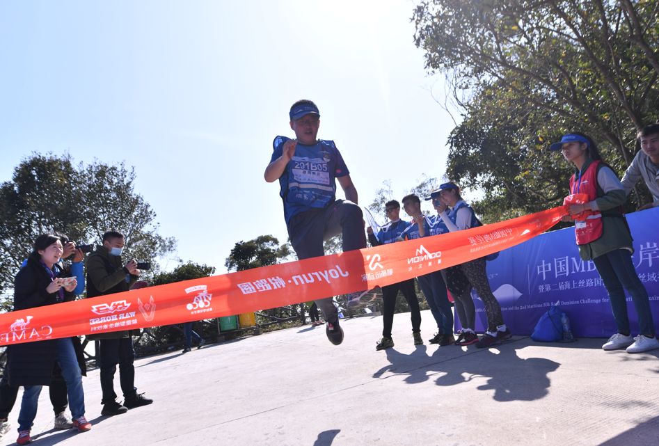 游泳比赛壮观开幕,冲刺终点飞驰前行的简单介绍 游泳比赛壮观开幕,冲刺终点飞驰前行的简单介绍