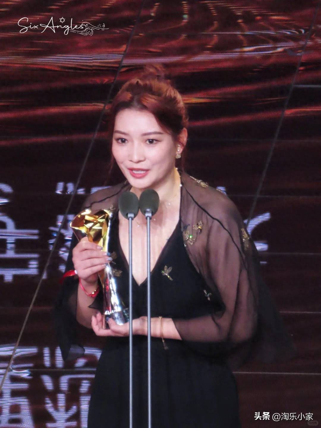 女子运动员登上领奖台,感动万众 女子运动员登上领奖台,感动万众