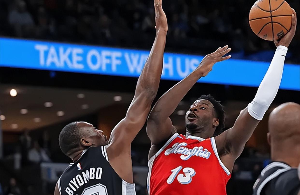 JNH体育-包含灰熊客场险胜马刺,签约新秀眼前一亮的词条