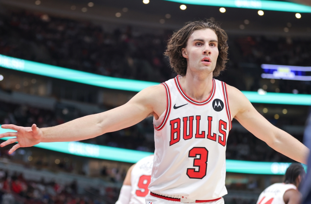 金年会全站-公牛擒灭活塞，拉文砍下30分